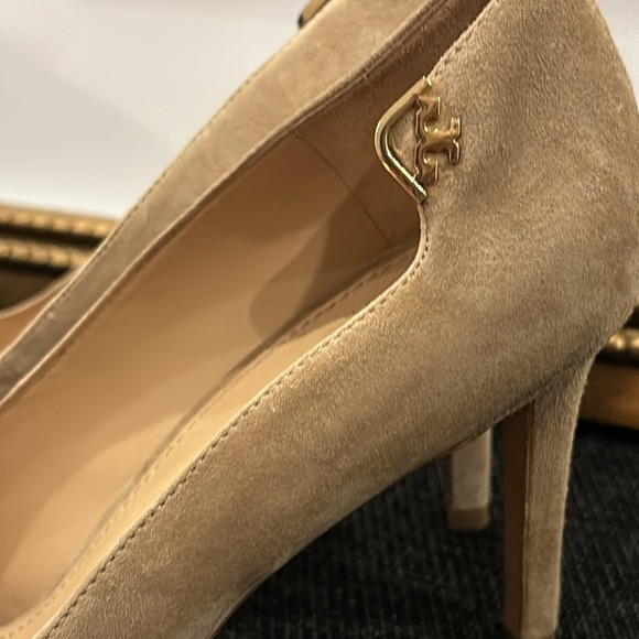 Tory Burch Tan Suede Pointed Toe Pumps Gold Logo Heel Sand Heels - Picture 14 of 16
